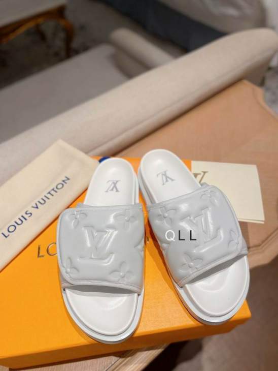 Picture of Louis Vuitton Slippers _SKULVsz35-45LL0128349